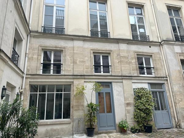 PIECE DE CARACTÈRE — CŒUR DU MARAIS 75003- 20m2 • Cachet d'exception