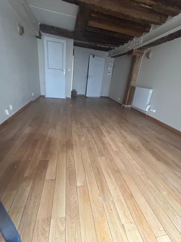 PIECE DE CARACTÈRE — CŒUR DU MARAIS 75003- 20m2 • Cachet d'exception