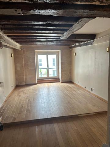 PIECE DE CARACTÈRE — CŒUR DU MARAIS 75003- 20m2 • Cachet d'exception