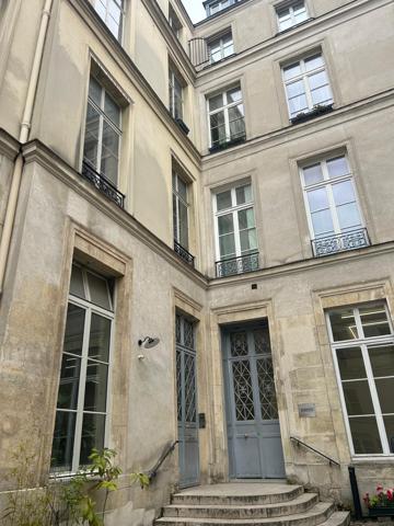 PIECE DE CARACTÈRE — CŒUR DU MARAIS 75003- 20m2 • Cachet d'exception
