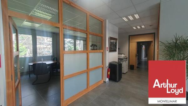 PIERRELATTE - PROCHE CENTRE -VILLE - A LOUER BUREAUX EN RDC DE 240 M2 ENVIRON