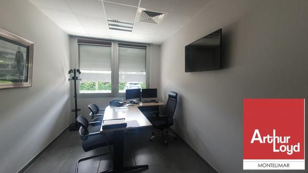 PIERRELATTE - PROCHE CENTRE -VILLE - A LOUER BUREAUX EN RDC DE 240 M2 ENVIRON