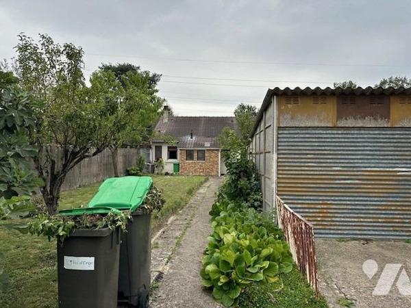 Pavillon de type 4/5 pièces édifiés sur un terrain de 700 m² de terrain (source du cadastre) avec pl