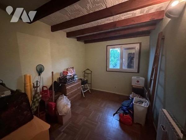 Pavillon de type 4/5 pièces édifiés sur un terrain de 700 m² de terrain (source du cadastre) avec pl