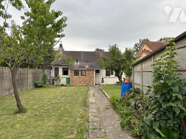 Pavillon de type 4/5 pièces édifiés sur un terrain de 700 m² de terrain (source du cadastre) avec pl