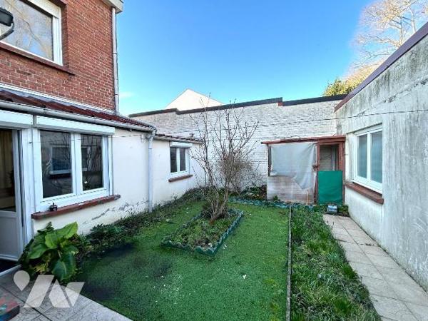 BRAY-DUNES SECTEUR VILLAGE PROCHE FRONTIÈRE:

En exclusivité, maison mitoyenne de 115 m2 habi...