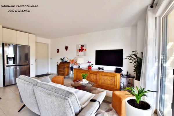 SOLLIES PONT (83) - SUPERBE T3 DE 65M² DERNIER ÉTAGE AVEC IMMENSES TERRASSES ET 2 PARKINGS