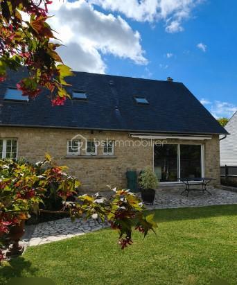 Située sur la commune de Oisseau, venez découvrir cette belle maison en pierre construite en 1980, offrant environ 175 m² habitables sur un terrain de 660 m².
De beaux volumes, 5 chambres et un vaste garage : une maison familiale aux nombreux atouts !

Dès l'entrée, vous apprécierez les volumes et la distribution agréable de cette maison.
Au rez-de-chaussée, elle se compose d'une belle entrée, d'une cuisine aménagée et équipée très conviviale, avec accès direct à la terrasse, ainsi que d'un agréable salon / salle à manger.
Toujours sur ce niveau, vous disposerez de deux chambres, dont une avec placards, d'une salle d'eau entièrement refaite et d'un WC.
À l'étage, vous découvrirez trois chambres et/ou bureaux, une réserve, une salle d'eau et un WC. Un espace idéal pour une famille ou pour créer facilement des pièces dédiées au télétravail, aux loisirs ou aux invités.
Autre véritable atout : le garage sur toute la surface de la maison. Il comprend un espace buanderie, une chaufferie ainsi qu'une pièce actuellement aménagée en salle de sport. De nombreuses possibilités s'offrent à vous !
La maison dispose également d'une porte de garage électrique ainsi que d'une borne de recharge pour véhicule électrique.
À l'extérieur, vous profiterez d'un terrain de 660 m² et d'une terrasse agréable, parfaite pour les beaux jours.

Enfin, son charme est renforcé par sa construction en pierre et sa couverture en ardoise d'Angers.
Une maison généreuse, fonctionnelle et pleine de potentiel, à découvrir sans tarder à Oisseau.

📞 Contactez-nous pour organiser votre visite et laissez-vous séduire par ses volumes !
