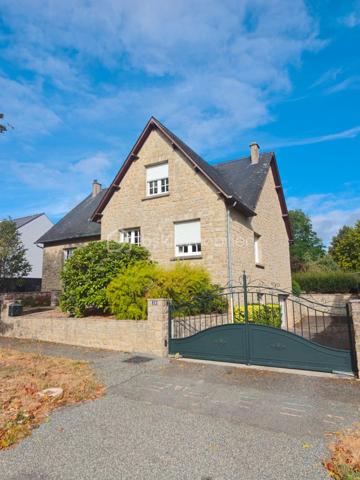 Située sur la commune de Oisseau, venez découvrir cette belle maison en pierre construite en 1980, offrant environ 175 m² habitables sur un terrain de 660 m².
De beaux volumes, 5 chambres et un vaste garage : une maison familiale aux nombreux atouts !

Dès l'entrée, vous apprécierez les volumes et la distribution agréable de cette maison.
Au rez-de-chaussée, elle se compose d'une belle entrée, d'une cuisine aménagée et équipée très conviviale, avec accès direct à la terrasse, ainsi que d'un agréable salon / salle à manger.
Toujours sur ce niveau, vous disposerez de deux chambres, dont une avec placards, d'une salle d'eau entièrement refaite et d'un WC.
À l'étage, vous découvrirez trois chambres et/ou bureaux, une réserve, une salle d'eau et un WC. Un espace idéal pour une famille ou pour créer facilement des pièces dédiées au télétravail, aux loisirs ou aux invités.
Autre véritable atout : le garage sur toute la surface de la maison. Il comprend un espace buanderie, une chaufferie ainsi qu'une pièce actuellement aménagée en salle de sport. De nombreuses possibilités s'offrent à vous !
La maison dispose également d'une porte de garage électrique ainsi que d'une borne de recharge pour véhicule électrique.
À l'extérieur, vous profiterez d'un terrain de 660 m² et d'une terrasse agréable, parfaite pour les beaux jours.

Enfin, son charme est renforcé par sa construction en pierre et sa couverture en ardoise d'Angers.
Une maison généreuse, fonctionnelle et pleine de potentiel, à découvrir sans tarder à Oisseau.

📞 Contactez-nous pour organiser votre visite et laissez-vous séduire par ses volumes !