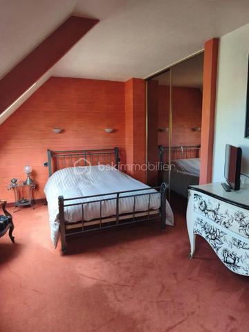 Située sur la commune de Oisseau, venez découvrir cette belle maison en pierre construite en 1980, offrant environ 175 m² habitables sur un terrain de 660 m².
De beaux volumes, 5 chambres et un vaste garage : une maison familiale aux nombreux atouts !

Dès l'entrée, vous apprécierez les volumes et la distribution agréable de cette maison.
Au rez-de-chaussée, elle se compose d'une belle entrée, d'une cuisine aménagée et équipée très conviviale, avec accès direct à la terrasse, ainsi que d'un agréable salon / salle à manger.
Toujours sur ce niveau, vous disposerez de deux chambres, dont une avec placards, d'une salle d'eau entièrement refaite et d'un WC.
À l'étage, vous découvrirez trois chambres et/ou bureaux, une réserve, une salle d'eau et un WC. Un espace idéal pour une famille ou pour créer facilement des pièces dédiées au télétravail, aux loisirs ou aux invités.
Autre véritable atout : le garage sur toute la surface de la maison. Il comprend un espace buanderie, une chaufferie ainsi qu'une pièce actuellement aménagée en salle de sport. De nombreuses possibilités s'offrent à vous !
La maison dispose également d'une porte de garage électrique ainsi que d'une borne de recharge pour véhicule électrique.
À l'extérieur, vous profiterez d'un terrain de 660 m² et d'une terrasse agréable, parfaite pour les beaux jours.

Enfin, son charme est renforcé par sa construction en pierre et sa couverture en ardoise d'Angers.
Une maison généreuse, fonctionnelle et pleine de potentiel, à découvrir sans tarder à Oisseau.

📞 Contactez-nous pour organiser votre visite et laissez-vous séduire par ses volumes !