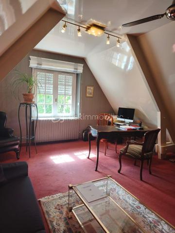Située sur la commune de Oisseau, venez découvrir cette belle maison en pierre construite en 1980, offrant environ 175 m² habitables sur un terrain de 660 m².
De beaux volumes, 5 chambres et un vaste garage : une maison familiale aux nombreux atouts !

Dès l'entrée, vous apprécierez les volumes et la distribution agréable de cette maison.
Au rez-de-chaussée, elle se compose d'une belle entrée, d'une cuisine aménagée et équipée très conviviale, avec accès direct à la terrasse, ainsi que d'un agréable salon / salle à manger.
Toujours sur ce niveau, vous disposerez de deux chambres, dont une avec placards, d'une salle d'eau entièrement refaite et d'un WC.
À l'étage, vous découvrirez trois chambres et/ou bureaux, une réserve, une salle d'eau et un WC. Un espace idéal pour une famille ou pour créer facilement des pièces dédiées au télétravail, aux loisirs ou aux invités.
Autre véritable atout : le garage sur toute la surface de la maison. Il comprend un espace buanderie, une chaufferie ainsi qu'une pièce actuellement aménagée en salle de sport. De nombreuses possibilités s'offrent à vous !
La maison dispose également d'une porte de garage électrique ainsi que d'une borne de recharge pour véhicule électrique.
À l'extérieur, vous profiterez d'un terrain de 660 m² et d'une terrasse agréable, parfaite pour les beaux jours.

Enfin, son charme est renforcé par sa construction en pierre et sa couverture en ardoise d'Angers.
Une maison généreuse, fonctionnelle et pleine de potentiel, à découvrir sans tarder à Oisseau.

📞 Contactez-nous pour organiser votre visite et laissez-vous séduire par ses volumes !