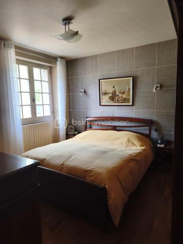 Située sur la commune de Oisseau, venez découvrir cette belle maison en pierre construite en 1980, offrant environ 175 m² habitables sur un terrain de 660 m².
De beaux volumes, 5 chambres et un vaste garage : une maison familiale aux nombreux atouts !

Dès l'entrée, vous apprécierez les volumes et la distribution agréable de cette maison.
Au rez-de-chaussée, elle se compose d'une belle entrée, d'une cuisine aménagée et équipée très conviviale, avec accès direct à la terrasse, ainsi que d'un agréable salon / salle à manger.
Toujours sur ce niveau, vous disposerez de deux chambres, dont une avec placards, d'une salle d'eau entièrement refaite et d'un WC.
À l'étage, vous découvrirez trois chambres et/ou bureaux, une réserve, une salle d'eau et un WC. Un espace idéal pour une famille ou pour créer facilement des pièces dédiées au télétravail, aux loisirs ou aux invités.
Autre véritable atout : le garage sur toute la surface de la maison. Il comprend un espace buanderie, une chaufferie ainsi qu'une pièce actuellement aménagée en salle de sport. De nombreuses possibilités s'offrent à vous !
La maison dispose également d'une porte de garage électrique ainsi que d'une borne de recharge pour véhicule électrique.
À l'extérieur, vous profiterez d'un terrain de 660 m² et d'une terrasse agréable, parfaite pour les beaux jours.

Enfin, son charme est renforcé par sa construction en pierre et sa couverture en ardoise d'Angers.
Une maison généreuse, fonctionnelle et pleine de potentiel, à découvrir sans tarder à Oisseau.

📞 Contactez-nous pour organiser votre visite et laissez-vous séduire par ses volumes !
