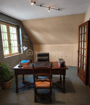 Située sur la commune de Oisseau, venez découvrir cette belle maison en pierre construite en 1980, offrant environ 175 m² habitables sur un terrain de 660 m².
De beaux volumes, 5 chambres et un vaste garage : une maison familiale aux nombreux atouts !

Dès l'entrée, vous apprécierez les volumes et la distribution agréable de cette maison.
Au rez-de-chaussée, elle se compose d'une belle entrée, d'une cuisine aménagée et équipée très conviviale, avec accès direct à la terrasse, ainsi que d'un agréable salon / salle à manger.
Toujours sur ce niveau, vous disposerez de deux chambres, dont une avec placards, d'une salle d'eau entièrement refaite et d'un WC.
À l'étage, vous découvrirez trois chambres et/ou bureaux, une réserve, une salle d'eau et un WC. Un espace idéal pour une famille ou pour créer facilement des pièces dédiées au télétravail, aux loisirs ou aux invités.
Autre véritable atout : le garage sur toute la surface de la maison. Il comprend un espace buanderie, une chaufferie ainsi qu'une pièce actuellement aménagée en salle de sport. De nombreuses possibilités s'offrent à vous !
La maison dispose également d'une porte de garage électrique ainsi que d'une borne de recharge pour véhicule électrique.
À l'extérieur, vous profiterez d'un terrain de 660 m² et d'une terrasse agréable, parfaite pour les beaux jours.

Enfin, son charme est renforcé par sa construction en pierre et sa couverture en ardoise d'Angers.
Une maison généreuse, fonctionnelle et pleine de potentiel, à découvrir sans tarder à Oisseau.

📞 Contactez-nous pour organiser votre visite et laissez-vous séduire par ses volumes !