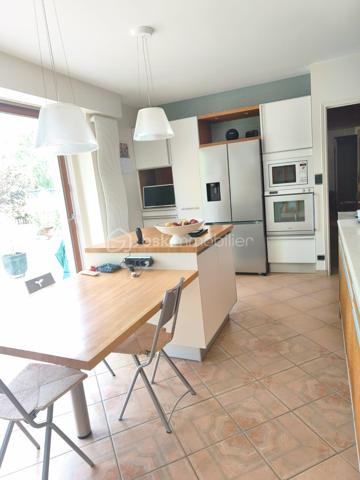 Située sur la commune de Oisseau, venez découvrir cette belle maison en pierre construite en 1980, offrant environ 175 m² habitables sur un terrain de 660 m².
De beaux volumes, 5 chambres et un vaste garage : une maison familiale aux nombreux atouts !

Dès l'entrée, vous apprécierez les volumes et la distribution agréable de cette maison.
Au rez-de-chaussée, elle se compose d'une belle entrée, d'une cuisine aménagée et équipée très conviviale, avec accès direct à la terrasse, ainsi que d'un agréable salon / salle à manger.
Toujours sur ce niveau, vous disposerez de deux chambres, dont une avec placards, d'une salle d'eau entièrement refaite et d'un WC.
À l'étage, vous découvrirez trois chambres et/ou bureaux, une réserve, une salle d'eau et un WC. Un espace idéal pour une famille ou pour créer facilement des pièces dédiées au télétravail, aux loisirs ou aux invités.
Autre véritable atout : le garage sur toute la surface de la maison. Il comprend un espace buanderie, une chaufferie ainsi qu'une pièce actuellement aménagée en salle de sport. De nombreuses possibilités s'offrent à vous !
La maison dispose également d'une porte de garage électrique ainsi que d'une borne de recharge pour véhicule électrique.
À l'extérieur, vous profiterez d'un terrain de 660 m² et d'une terrasse agréable, parfaite pour les beaux jours.

Enfin, son charme est renforcé par sa construction en pierre et sa couverture en ardoise d'Angers.
Une maison généreuse, fonctionnelle et pleine de potentiel, à découvrir sans tarder à Oisseau.

📞 Contactez-nous pour organiser votre visite et laissez-vous séduire par ses volumes !