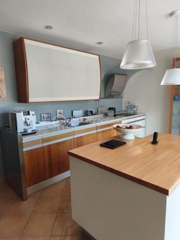 Située sur la commune de Oisseau, venez découvrir cette belle maison en pierre construite en 1980, offrant environ 175 m² habitables sur un terrain de 660 m².
De beaux volumes, 5 chambres et un vaste garage : une maison familiale aux nombreux atouts !

Dès l'entrée, vous apprécierez les volumes et la distribution agréable de cette maison.
Au rez-de-chaussée, elle se compose d'une belle entrée, d'une cuisine aménagée et équipée très conviviale, avec accès direct à la terrasse, ainsi que d'un agréable salon / salle à manger.
Toujours sur ce niveau, vous disposerez de deux chambres, dont une avec placards, d'une salle d'eau entièrement refaite et d'un WC.
À l'étage, vous découvrirez trois chambres et/ou bureaux, une réserve, une salle d'eau et un WC. Un espace idéal pour une famille ou pour créer facilement des pièces dédiées au télétravail, aux loisirs ou aux invités.
Autre véritable atout : le garage sur toute la surface de la maison. Il comprend un espace buanderie, une chaufferie ainsi qu'une pièce actuellement aménagée en salle de sport. De nombreuses possibilités s'offrent à vous !
La maison dispose également d'une porte de garage électrique ainsi que d'une borne de recharge pour véhicule électrique.
À l'extérieur, vous profiterez d'un terrain de 660 m² et d'une terrasse agréable, parfaite pour les beaux jours.

Enfin, son charme est renforcé par sa construction en pierre et sa couverture en ardoise d'Angers.
Une maison généreuse, fonctionnelle et pleine de potentiel, à découvrir sans tarder à Oisseau.

📞 Contactez-nous pour organiser votre visite et laissez-vous séduire par ses volumes !