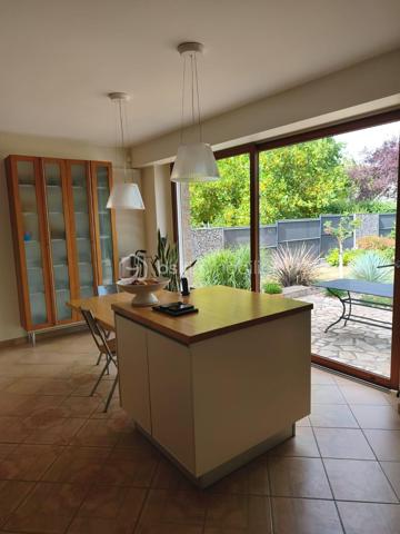 Située sur la commune de Oisseau, venez découvrir cette belle maison en pierre construite en 1980, offrant environ 175 m² habitables sur un terrain de 660 m².
De beaux volumes, 5 chambres et un vaste garage : une maison familiale aux nombreux atouts !

Dès l'entrée, vous apprécierez les volumes et la distribution agréable de cette maison.
Au rez-de-chaussée, elle se compose d'une belle entrée, d'une cuisine aménagée et équipée très conviviale, avec accès direct à la terrasse, ainsi que d'un agréable salon / salle à manger.
Toujours sur ce niveau, vous disposerez de deux chambres, dont une avec placards, d'une salle d'eau entièrement refaite et d'un WC.
À l'étage, vous découvrirez trois chambres et/ou bureaux, une réserve, une salle d'eau et un WC. Un espace idéal pour une famille ou pour créer facilement des pièces dédiées au télétravail, aux loisirs ou aux invités.
Autre véritable atout : le garage sur toute la surface de la maison. Il comprend un espace buanderie, une chaufferie ainsi qu'une pièce actuellement aménagée en salle de sport. De nombreuses possibilités s'offrent à vous !
La maison dispose également d'une porte de garage électrique ainsi que d'une borne de recharge pour véhicule électrique.
À l'extérieur, vous profiterez d'un terrain de 660 m² et d'une terrasse agréable, parfaite pour les beaux jours.

Enfin, son charme est renforcé par sa construction en pierre et sa couverture en ardoise d'Angers.
Une maison généreuse, fonctionnelle et pleine de potentiel, à découvrir sans tarder à Oisseau.

📞 Contactez-nous pour organiser votre visite et laissez-vous séduire par ses volumes !
