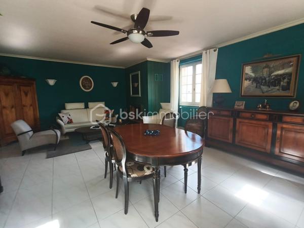 Située sur la commune de Oisseau, venez découvrir cette belle maison en pierre construite en 1980, offrant environ 175 m² habitables sur un terrain de 660 m².
De beaux volumes, 5 chambres et un vaste garage : une maison familiale aux nombreux atouts !

Dès l'entrée, vous apprécierez les volumes et la distribution agréable de cette maison.
Au rez-de-chaussée, elle se compose d'une belle entrée, d'une cuisine aménagée et équipée très conviviale, avec accès direct à la terrasse, ainsi que d'un agréable salon / salle à manger.
Toujours sur ce niveau, vous disposerez de deux chambres, dont une avec placards, d'une salle d'eau entièrement refaite et d'un WC.
À l'étage, vous découvrirez trois chambres et/ou bureaux, une réserve, une salle d'eau et un WC. Un espace idéal pour une famille ou pour créer facilement des pièces dédiées au télétravail, aux loisirs ou aux invités.
Autre véritable atout : le garage sur toute la surface de la maison. Il comprend un espace buanderie, une chaufferie ainsi qu'une pièce actuellement aménagée en salle de sport. De nombreuses possibilités s'offrent à vous !
La maison dispose également d'une porte de garage électrique ainsi que d'une borne de recharge pour véhicule électrique.
À l'extérieur, vous profiterez d'un terrain de 660 m² et d'une terrasse agréable, parfaite pour les beaux jours.

Enfin, son charme est renforcé par sa construction en pierre et sa couverture en ardoise d'Angers.
Une maison généreuse, fonctionnelle et pleine de potentiel, à découvrir sans tarder à Oisseau.

📞 Contactez-nous pour organiser votre visite et laissez-vous séduire par ses volumes !