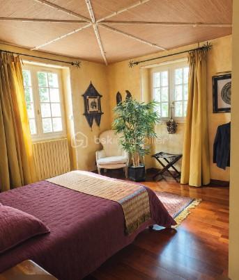 Située sur la commune de Oisseau, venez découvrir cette belle maison en pierre construite en 1980, offrant environ 175 m² habitables sur un terrain de 660 m².
De beaux volumes, 5 chambres et un vaste garage : une maison familiale aux nombreux atouts !

Dès l'entrée, vous apprécierez les volumes et la distribution agréable de cette maison.
Au rez-de-chaussée, elle se compose d'une belle entrée, d'une cuisine aménagée et équipée très conviviale, avec accès direct à la terrasse, ainsi que d'un agréable salon / salle à manger.
Toujours sur ce niveau, vous disposerez de deux chambres, dont une avec placards, d'une salle d'eau entièrement refaite et d'un WC.
À l'étage, vous découvrirez trois chambres et/ou bureaux, une réserve, une salle d'eau et un WC. Un espace idéal pour une famille ou pour créer facilement des pièces dédiées au télétravail, aux loisirs ou aux invités.
Autre véritable atout : le garage sur toute la surface de la maison. Il comprend un espace buanderie, une chaufferie ainsi qu'une pièce actuellement aménagée en salle de sport. De nombreuses possibilités s'offrent à vous !
La maison dispose également d'une porte de garage électrique ainsi que d'une borne de recharge pour véhicule électrique.
À l'extérieur, vous profiterez d'un terrain de 660 m² et d'une terrasse agréable, parfaite pour les beaux jours.

Enfin, son charme est renforcé par sa construction en pierre et sa couverture en ardoise d'Angers.
Une maison généreuse, fonctionnelle et pleine de potentiel, à découvrir sans tarder à Oisseau.

📞 Contactez-nous pour organiser votre visite et laissez-vous séduire par ses volumes !