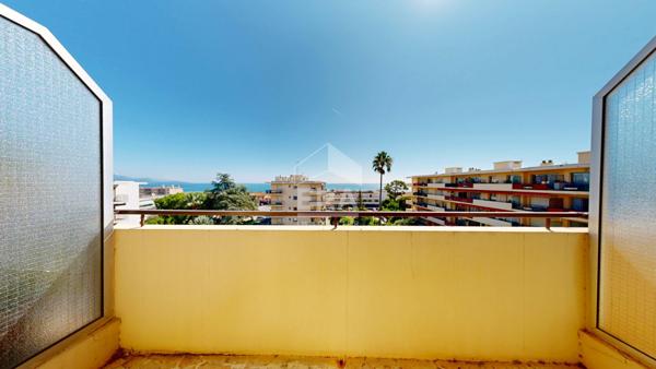 ANTIBES - ROUTE DE NICE : JOLI 2 PIÈCES TRAVERSANT AVEC UNE BELLE VUE MER