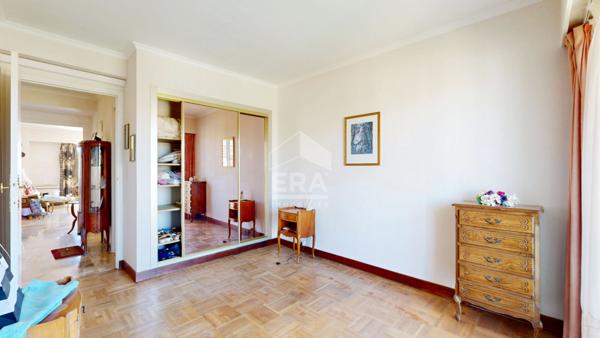 ANTIBES - ROUTE DE NICE : JOLI 2 PIÈCES TRAVERSANT AVEC UNE BELLE VUE MER