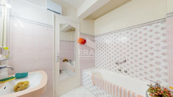 ANTIBES - ROUTE DE NICE : JOLI 2 PIÈCES TRAVERSANT AVEC UNE BELLE VUE MER