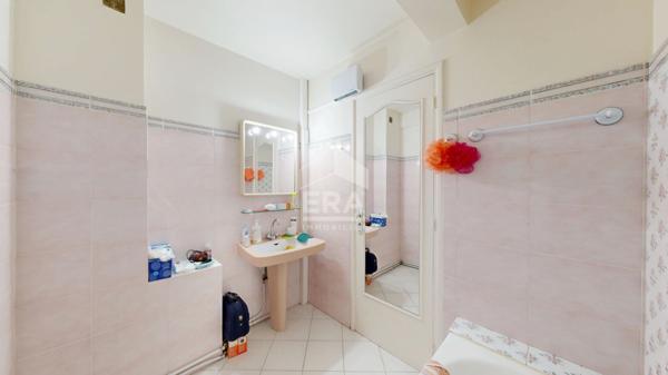 ANTIBES - ROUTE DE NICE : JOLI 2 PIÈCES TRAVERSANT AVEC UNE BELLE VUE MER