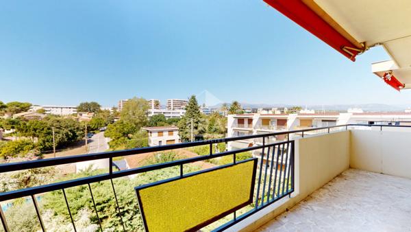 ANTIBES - ROUTE DE NICE : JOLI 2 PIÈCES TRAVERSANT AVEC UNE BELLE VUE MER