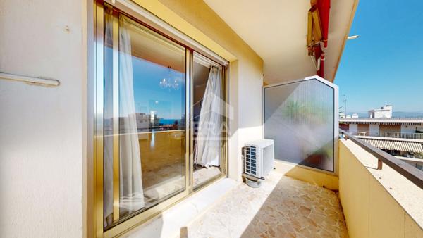 ANTIBES - ROUTE DE NICE : JOLI 2 PIÈCES TRAVERSANT AVEC UNE BELLE VUE MER