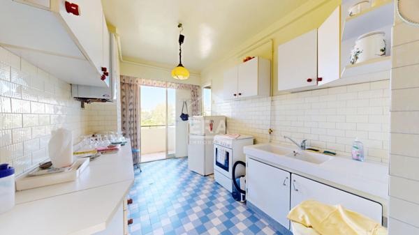 ANTIBES - ROUTE DE NICE : JOLI 2 PIÈCES TRAVERSANT AVEC UNE BELLE VUE MER