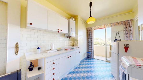 ANTIBES - ROUTE DE NICE : JOLI 2 PIÈCES TRAVERSANT AVEC UNE BELLE VUE MER