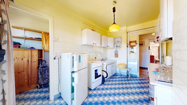 ANTIBES - ROUTE DE NICE : JOLI 2 PIÈCES TRAVERSANT AVEC UNE BELLE VUE MER