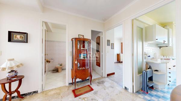 ANTIBES - ROUTE DE NICE : JOLI 2 PIÈCES TRAVERSANT AVEC UNE BELLE VUE MER