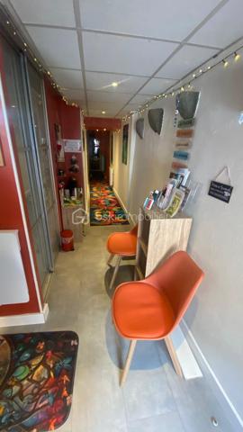 🚨 OPPORTUNITÉ RARE au cœur de Thônes

À céder droit au bail d’un local commercial idéalement situé dans une rue commerçante avec fort passage.

👉 Surface : 45,07 m² 3 pièces, WC, douche, buanderie
👉 Belle vitrine sur rue = visibilité maximale
👉 Local fonctionnel et facile à exploiter

💼 Idéal pour :

Boutique
Services
Concept store
Activité spécialisée
(hors métier de bouche)

💰 CONDITIONS

Prix du droit au bail : 26000€
Loyer : 855.30€
Charges : 150€/mois selon l'activité

⭐ LES + QUI FONT LA DIFFÉRENCE

✔ Emplacement recherché
✔ Flux piéton régulier
✔ Installation rapide
✔ Parfait pour démarrer ou développer votre activité

📞 À VISITER RAPIDEMENT – PRODUIT RARE SUR LE SECTEUR

Contact direct pour plus d’informations.