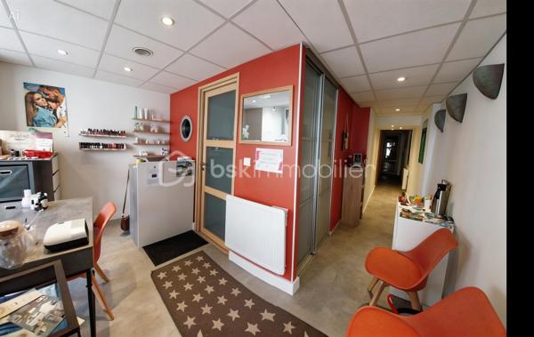 🚨 OPPORTUNITÉ RARE au cœur de Thônes

À céder droit au bail d’un local commercial idéalement situé dans une rue commerçante avec fort passage.

👉 Surface : 45,07 m² 3 pièces, WC, douche, buanderie
👉 Belle vitrine sur rue = visibilité maximale
👉 Local fonctionnel et facile à exploiter

💼 Idéal pour :

Boutique
Services
Concept store
Activité spécialisée
(hors métier de bouche)

💰 CONDITIONS

Prix du droit au bail : 26000€
Loyer : 855.30€
Charges : 150€/mois selon l'activité

⭐ LES + QUI FONT LA DIFFÉRENCE

✔ Emplacement recherché
✔ Flux piéton régulier
✔ Installation rapide
✔ Parfait pour démarrer ou développer votre activité

📞 À VISITER RAPIDEMENT – PRODUIT RARE SUR LE SECTEUR

Contact direct pour plus d’informations.