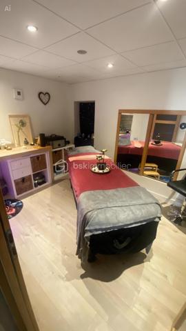 🚨 OPPORTUNITÉ RARE au cœur de Thônes

À céder droit au bail d’un local commercial idéalement situé dans une rue commerçante avec fort passage.

👉 Surface : 45,07 m² 3 pièces, WC, douche, buanderie
👉 Belle vitrine sur rue = visibilité maximale
👉 Local fonctionnel et facile à exploiter

💼 Idéal pour :

Boutique
Services
Concept store
Activité spécialisée
(hors métier de bouche)

💰 CONDITIONS

Prix du droit au bail : 26000€
Loyer : 855.30€
Charges : 150€/mois selon l'activité

⭐ LES + QUI FONT LA DIFFÉRENCE

✔ Emplacement recherché
✔ Flux piéton régulier
✔ Installation rapide
✔ Parfait pour démarrer ou développer votre activité

📞 À VISITER RAPIDEMENT – PRODUIT RARE SUR LE SECTEUR

Contact direct pour plus d’informations.