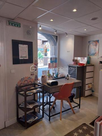 🚨 OPPORTUNITÉ RARE au cœur de Thônes

À céder droit au bail d’un local commercial idéalement situé dans une rue commerçante avec fort passage.

👉 Surface : 45,07 m² 3 pièces, WC, douche, buanderie
👉 Belle vitrine sur rue = visibilité maximale
👉 Local fonctionnel et facile à exploiter

💼 Idéal pour :

Boutique
Services
Concept store
Activité spécialisée
(hors métier de bouche)

💰 CONDITIONS

Prix du droit au bail : 26000€
Loyer : 855.30€
Charges : 150€/mois selon l'activité

⭐ LES + QUI FONT LA DIFFÉRENCE

✔ Emplacement recherché
✔ Flux piéton régulier
✔ Installation rapide
✔ Parfait pour démarrer ou développer votre activité

📞 À VISITER RAPIDEMENT – PRODUIT RARE SUR LE SECTEUR

Contact direct pour plus d’informations.