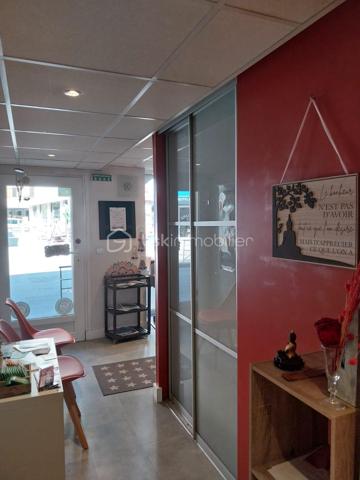 🚨 OPPORTUNITÉ RARE au cœur de Thônes

À céder droit au bail d’un local commercial idéalement situé dans une rue commerçante avec fort passage.

👉 Surface : 45,07 m² 3 pièces, WC, douche, buanderie
👉 Belle vitrine sur rue = visibilité maximale
👉 Local fonctionnel et facile à exploiter

💼 Idéal pour :

Boutique
Services
Concept store
Activité spécialisée
(hors métier de bouche)

💰 CONDITIONS

Prix du droit au bail : 26000€
Loyer : 855.30€
Charges : 150€/mois selon l'activité

⭐ LES + QUI FONT LA DIFFÉRENCE

✔ Emplacement recherché
✔ Flux piéton régulier
✔ Installation rapide
✔ Parfait pour démarrer ou développer votre activité

📞 À VISITER RAPIDEMENT – PRODUIT RARE SUR LE SECTEUR

Contact direct pour plus d’informations.