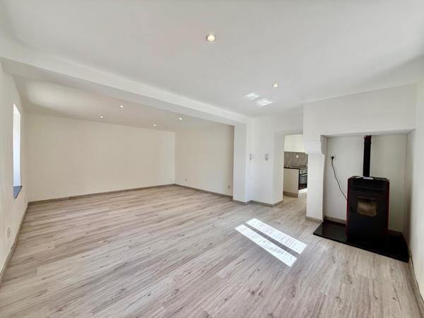 Maison rénovée de 97 m² • 3 chambres • Grande pièce de vie • Cour privative • Combles aménageables • En plein centre de Vagney