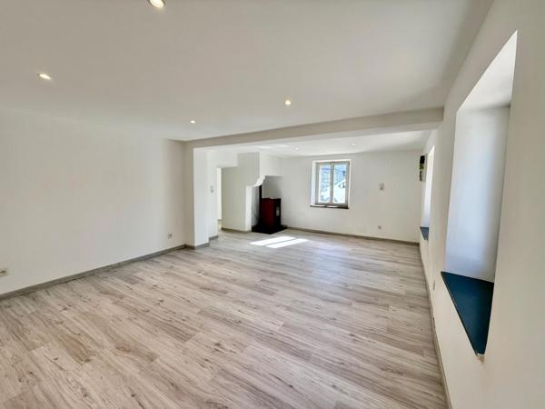 Maison rénovée de 97 m² • 3 chambres • Grande pièce de vie • Cour privative • Combles aménageables • En plein centre de Vagney