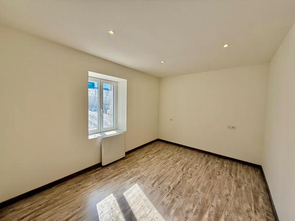 Maison rénovée de 97 m² • 3 chambres • Grande pièce de vie • Cour privative • Combles aménageables • En plein centre de Vagney