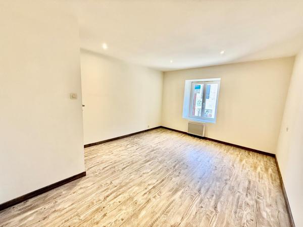 Maison rénovée de 97 m² • 3 chambres • Grande pièce de vie • Cour privative • Combles aménageables • En plein centre de Vagney