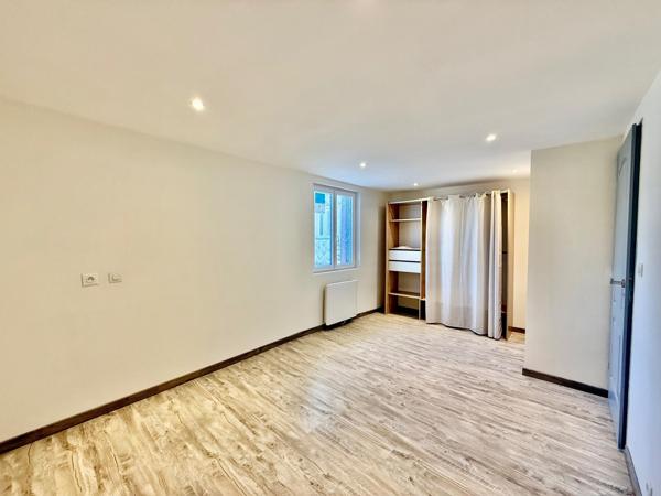 Maison rénovée de 97 m² • 3 chambres • Grande pièce de vie • Cour privative • Combles aménageables • En plein centre de Vagney