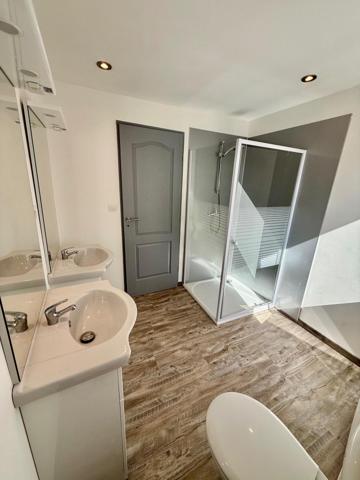 Maison rénovée de 97 m² • 3 chambres • Grande pièce de vie • Cour privative • Combles aménageables • En plein centre de Vagney