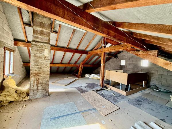 Maison rénovée de 97 m² • 3 chambres • Grande pièce de vie • Cour privative • Combles aménageables • En plein centre de Vagney