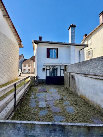 Maison rénovée de 97 m² • 3 chambres • Grande pièce de vie • Cour privative • Combles aménageables • En plein centre de Vagney