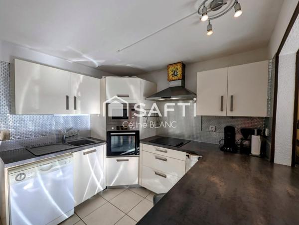 Situé dans un cadre exceptionnel, Bastidon à 100 m des criques et à proximité des commerces de Boulouris et de sa gare