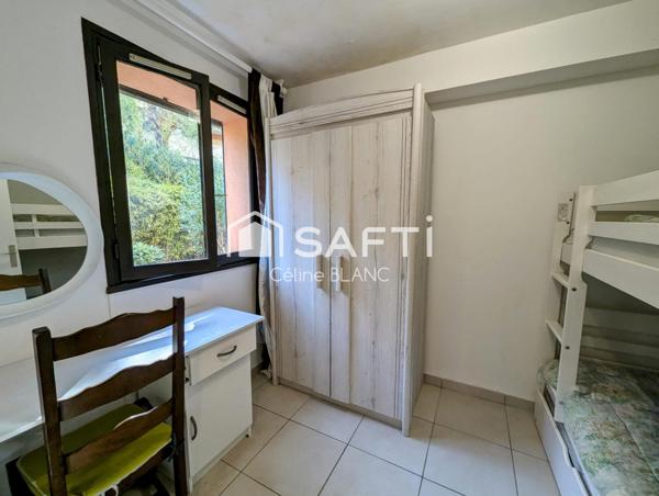 Situé dans un cadre exceptionnel, Bastidon à 100 m des criques et à proximité des commerces de Boulouris et de sa gare