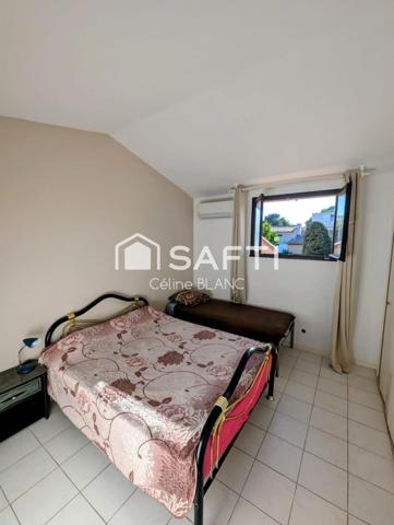 Situé dans un cadre exceptionnel, Bastidon à 100 m des criques et à proximité des commerces de Boulouris et de sa gare