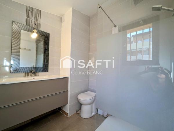 Situé dans un cadre exceptionnel, Bastidon à 100 m des criques et à proximité des commerces de Boulouris et de sa gare