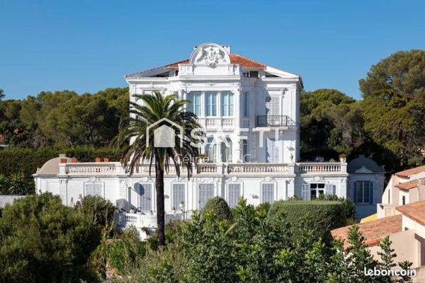 Situé dans un cadre exceptionnel, Bastidon à 100 m des criques et à proximité des commerces de Boulouris et de sa gare